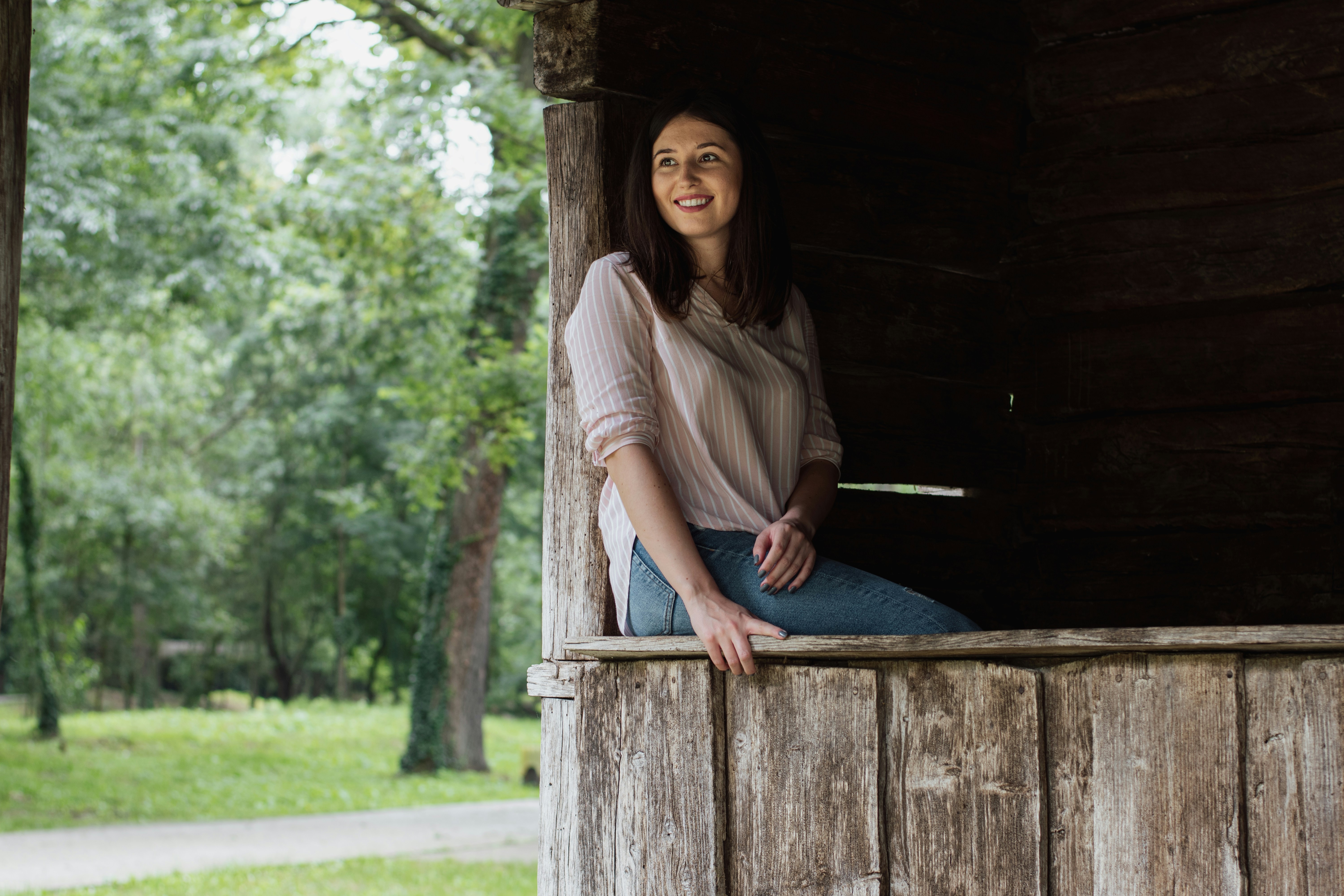 Backstage to Arena: How Ariana Grande’s Rehearsal Posts Build Tour Community