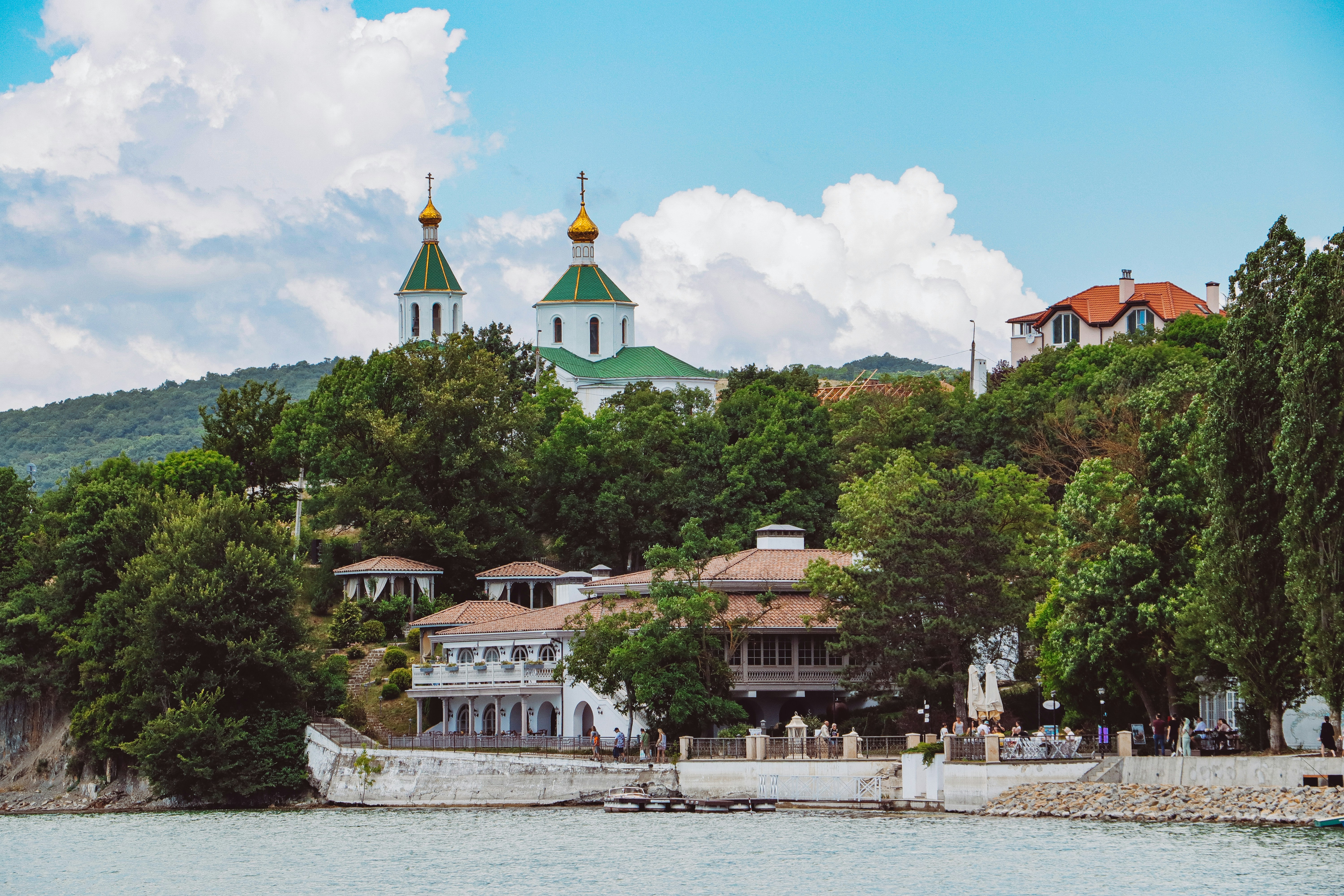 Best Neighborhoods in Vyhurivshchyna-Troieshchyna for Working Abroad
