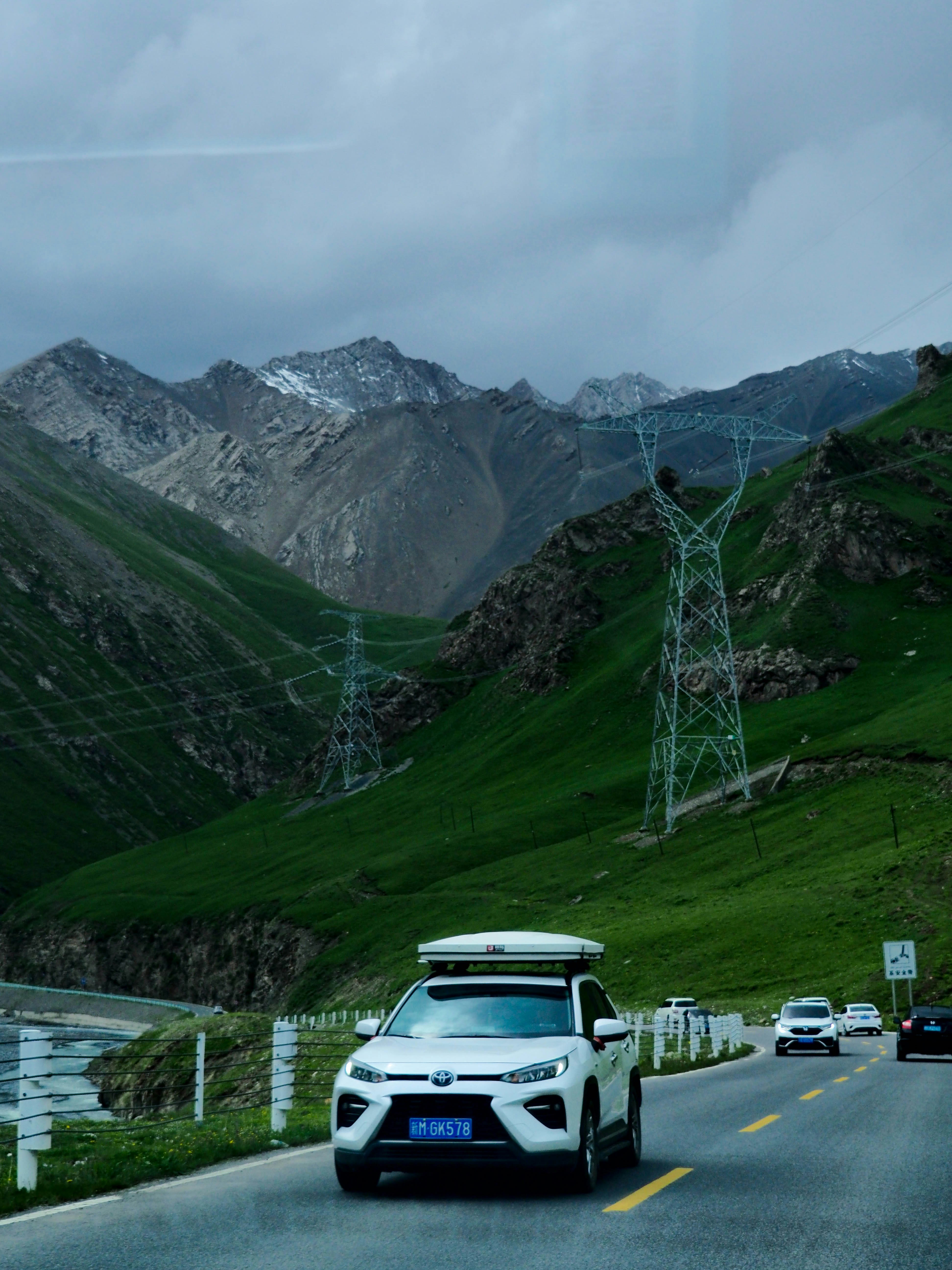 electric suv towing mountains, wallpaper, Rivian Wagon Towing Capacity: Max Limits & Performance Guide 4
