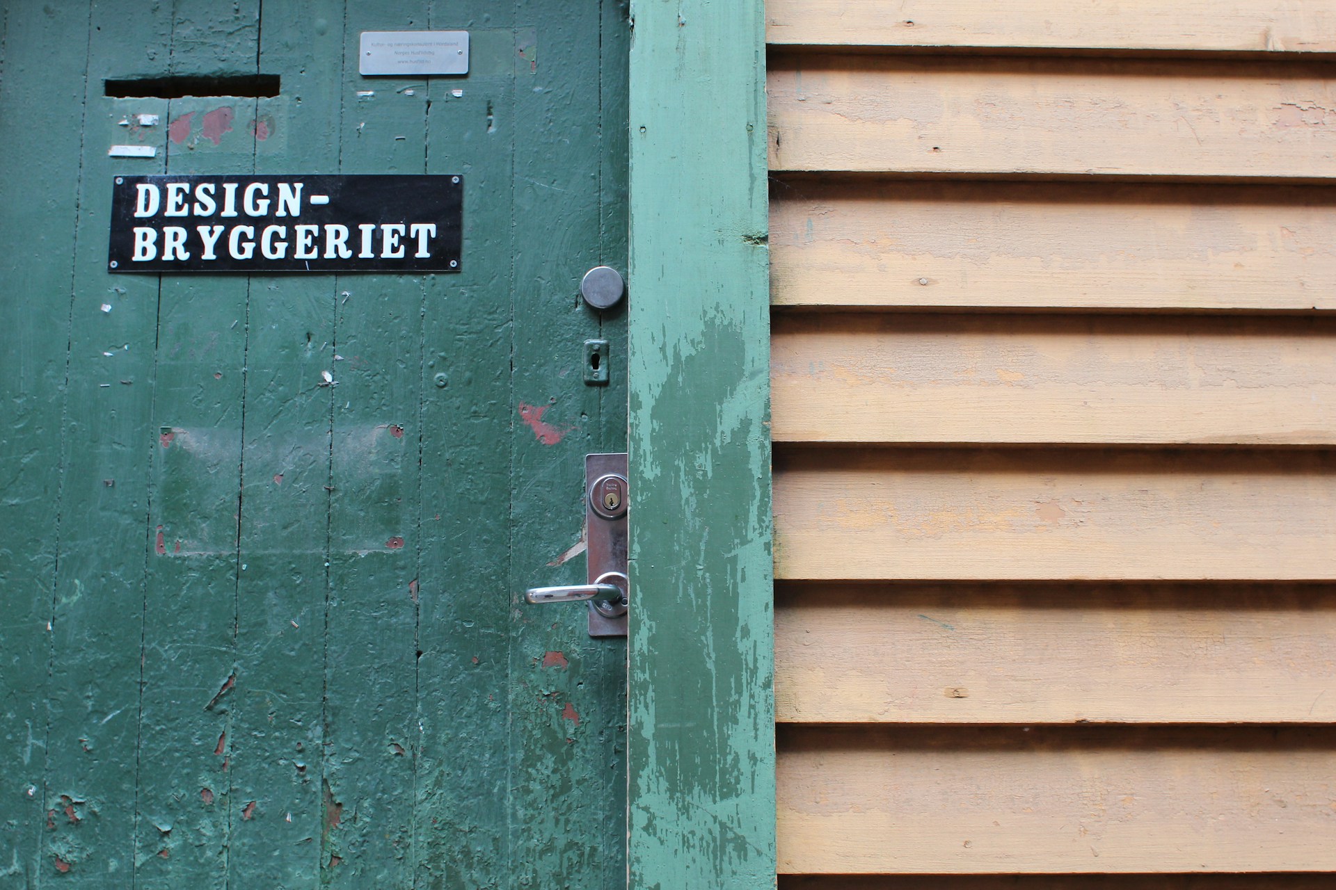 gray computer monitor