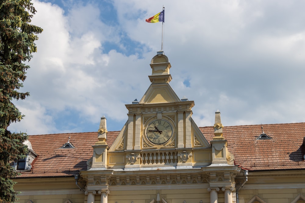 ein Glockenturm mit einer Flagge darauf