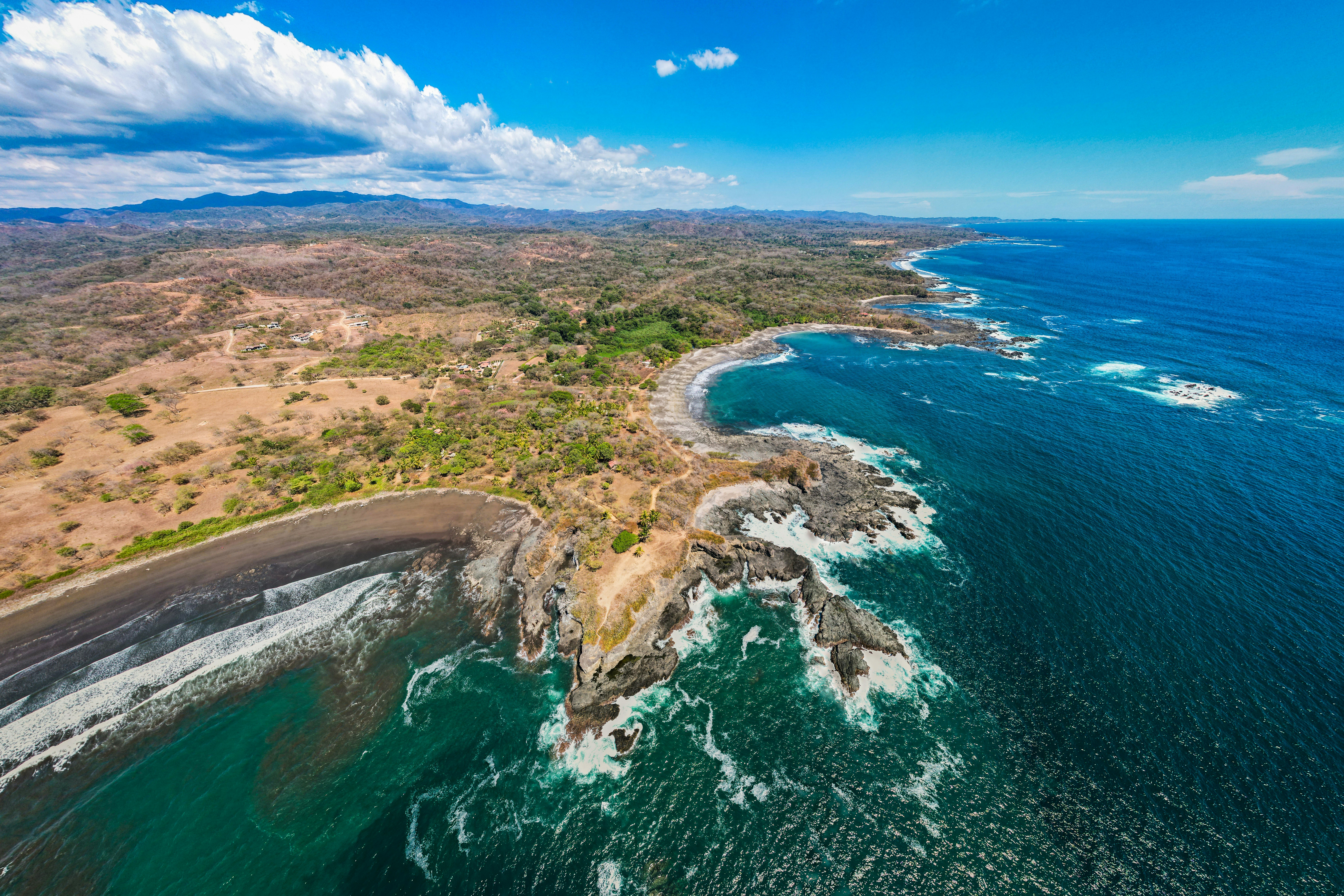 Ein unberührter Strand in Guanacaste mit türkisfarbenem Wasser