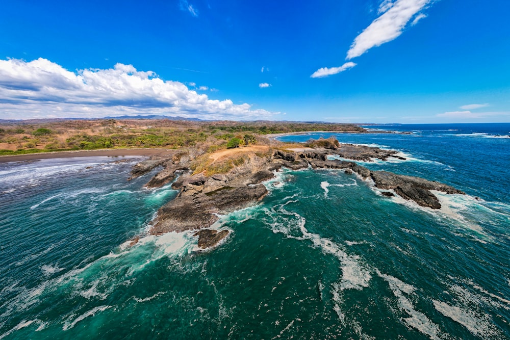 Una vista aérea del océano y una costa rocosa