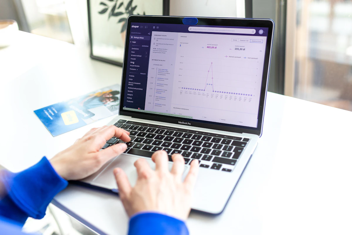 Administrador de sistemas actualizando software en su portátil, enfatizando la acción crítica de aplicar parches de seguridad.