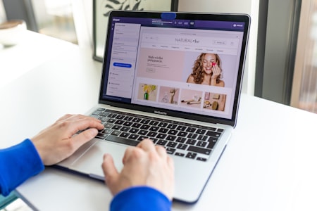 Gérant de boutique en ligne actualisant son catalogue de produits