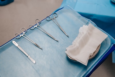 a tray with surgical instruments on top of it
