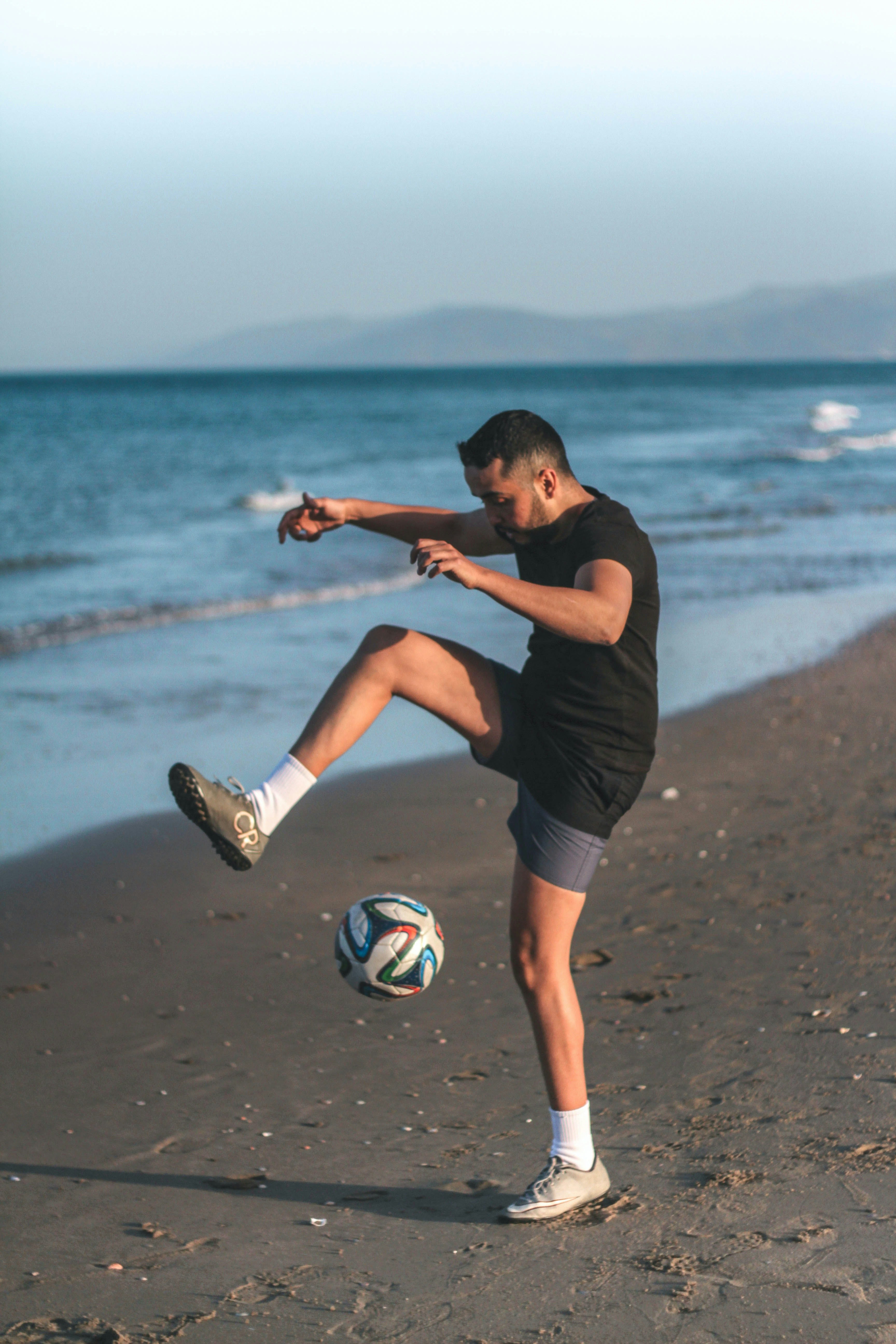Jóvenes jugadores en un entrenamiento de fútbol en Marruecos