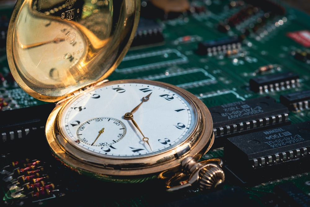 Un primer plano de un reloj de bolsillo en una placa de circuito