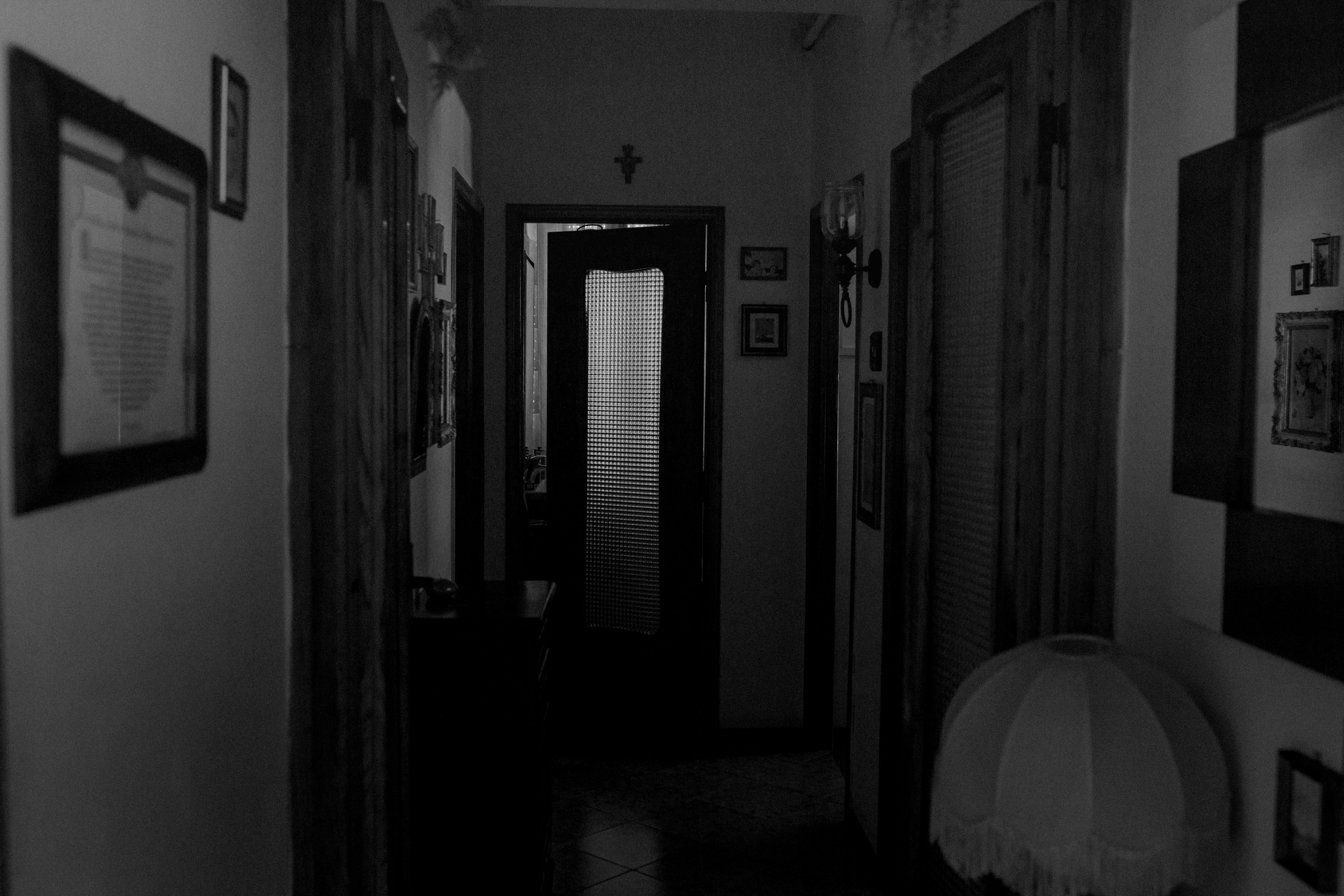 Evin içinde beliren gizemli ve ruhani bir siluet; rüyada tanımadığın ölü birini görmeyi simgeleyen düşsel ve merak uyandırıcı bir sahne.