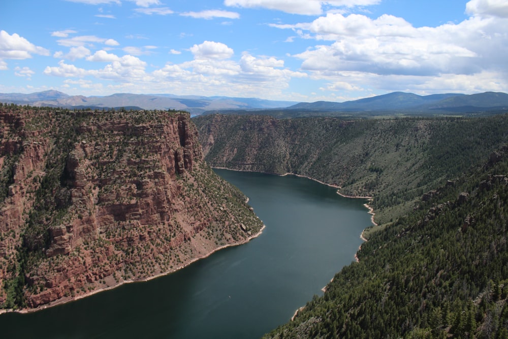 una gran masa de agua rodeada de montañas