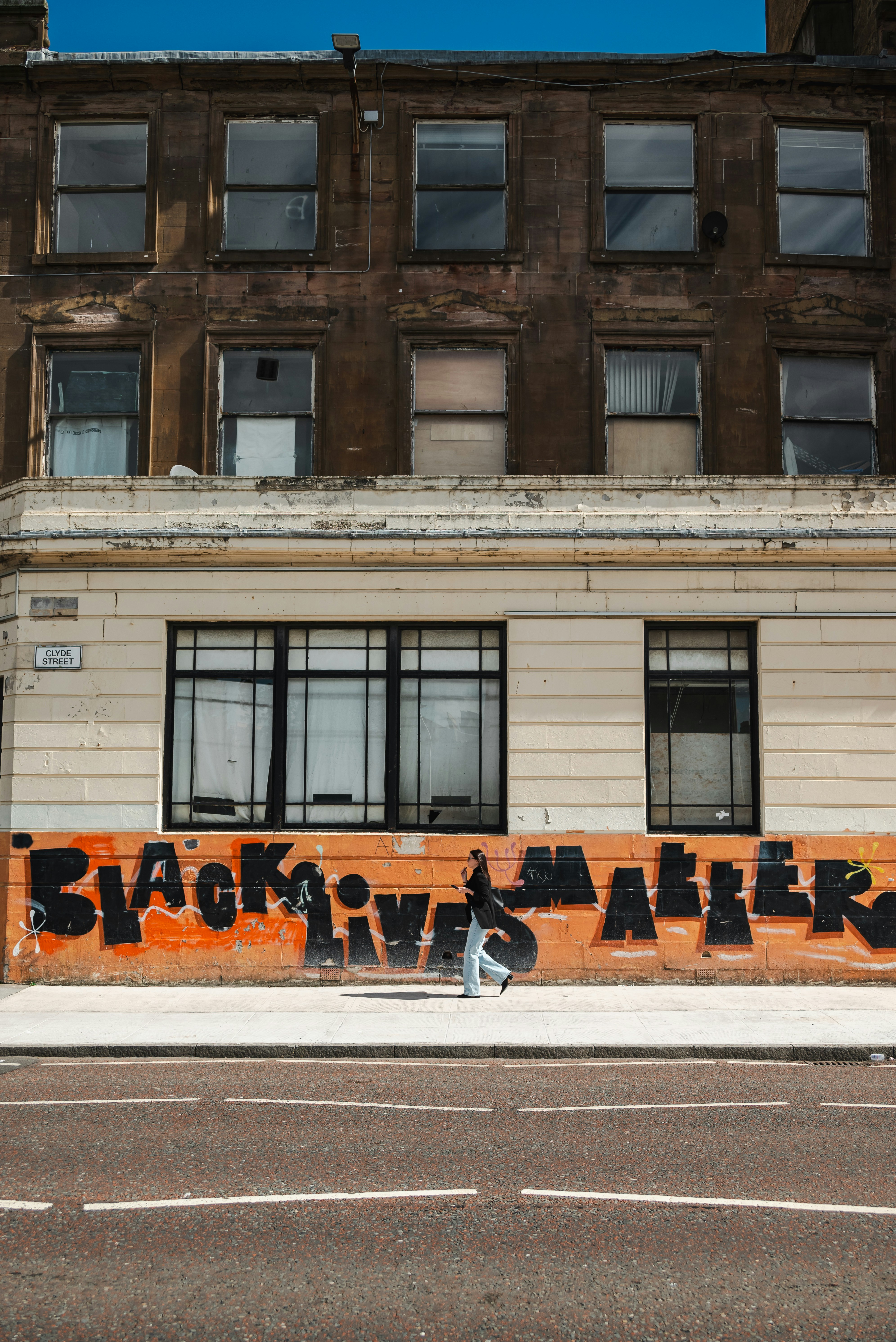 ein Gebäude mit Graffiti an der Seite