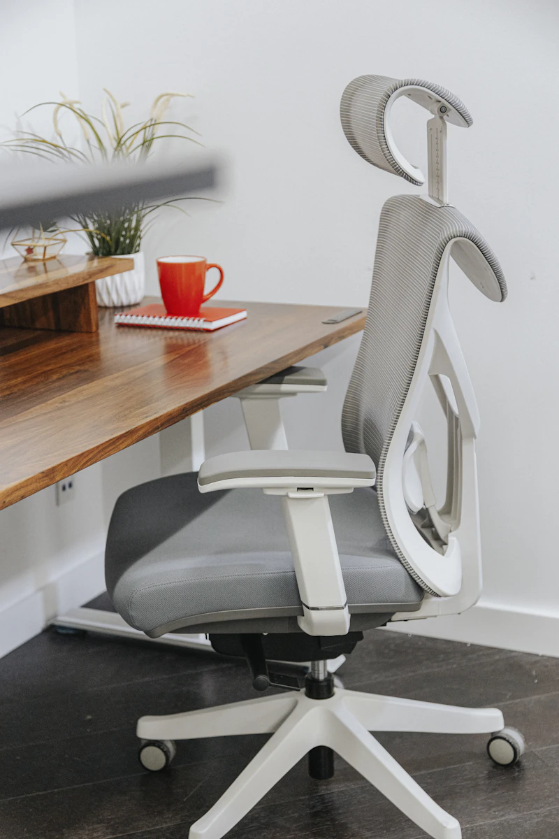 Ergonomic office desk design in Riyadh