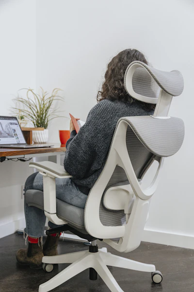 Herman Miller Sayl chair — person working in ergonomic office chair at desk
