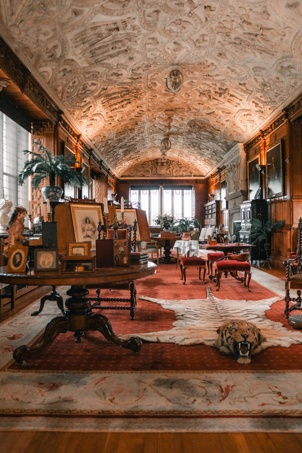 Living room with rug, chairs and table