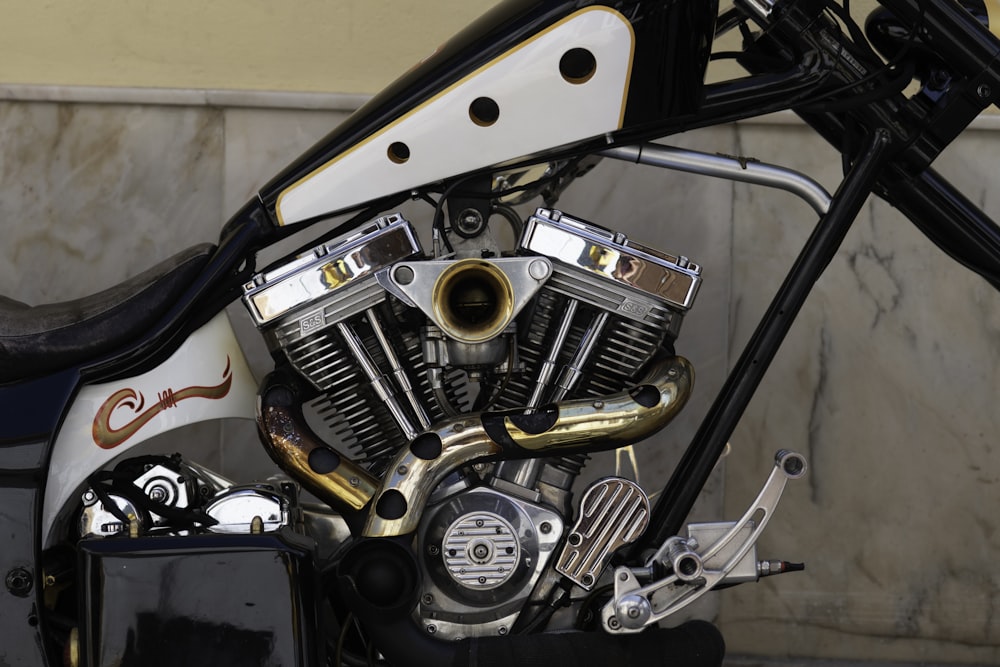 Un primer plano del motor de una motocicleta