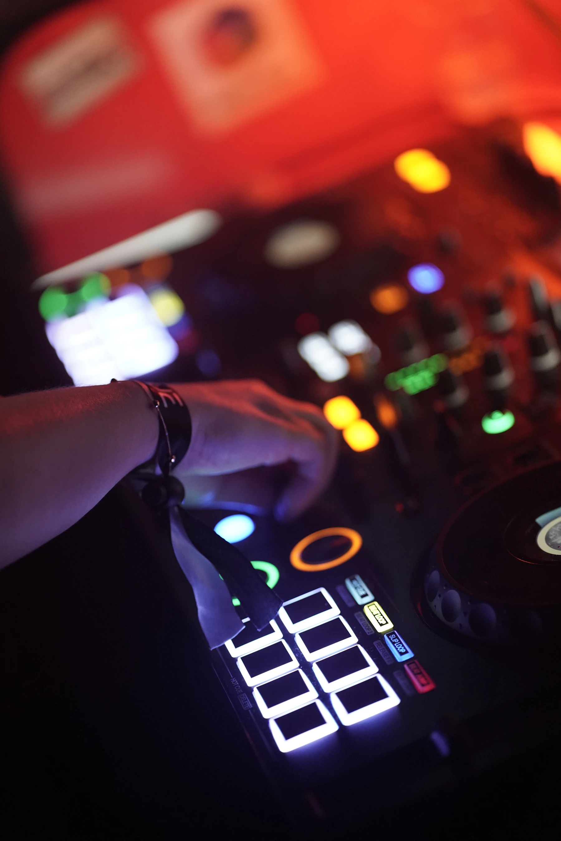 DJ operando controlador para evento privado