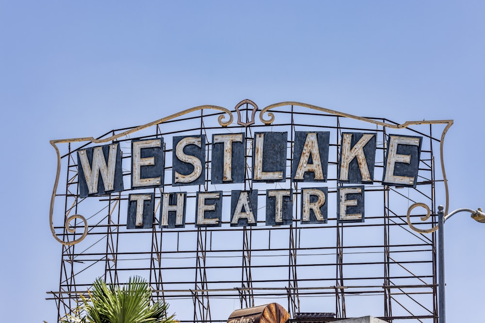 건물 꼭대기에 Westlake Theatre라고 적힌 표지판