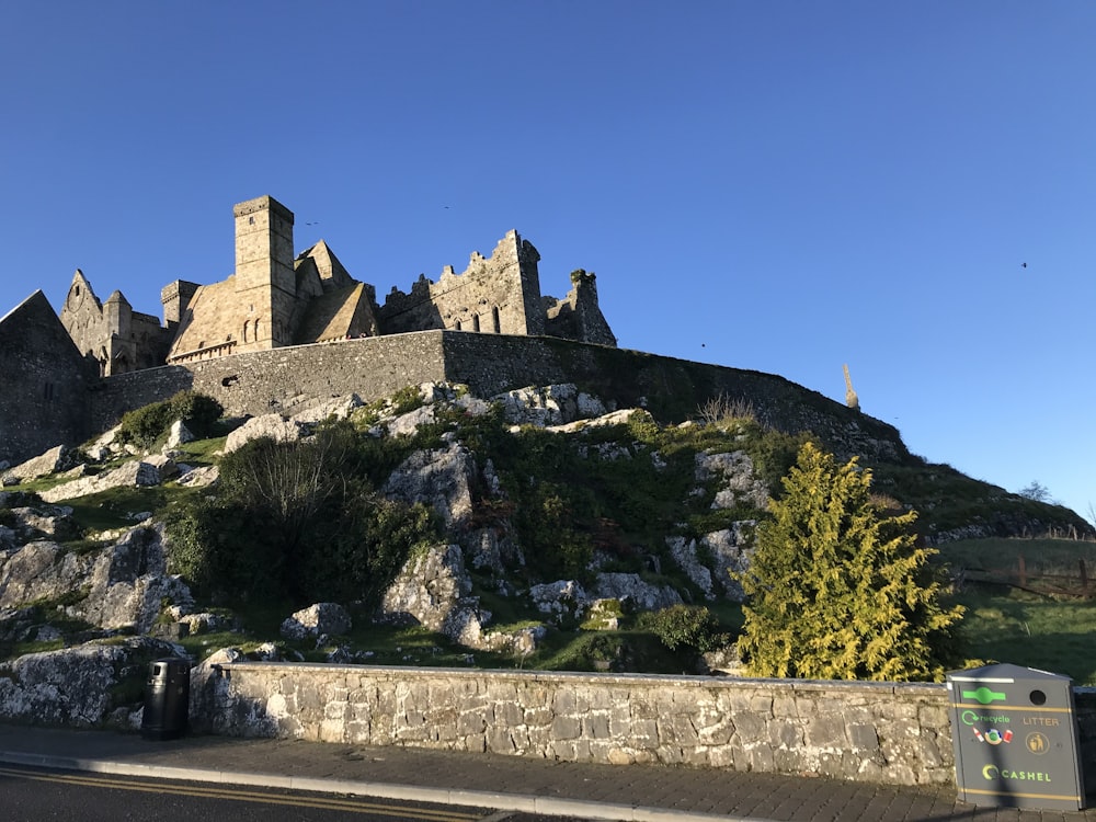 Un château au sommet d’une colline près d’une route