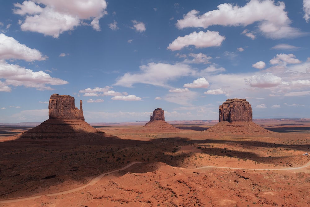 Ein malerischer Blick auf die Wüste mit ein paar Felsen im Vordergrund