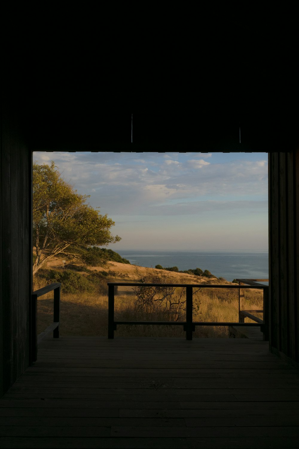 Una vista del océano desde el interior de un edificio