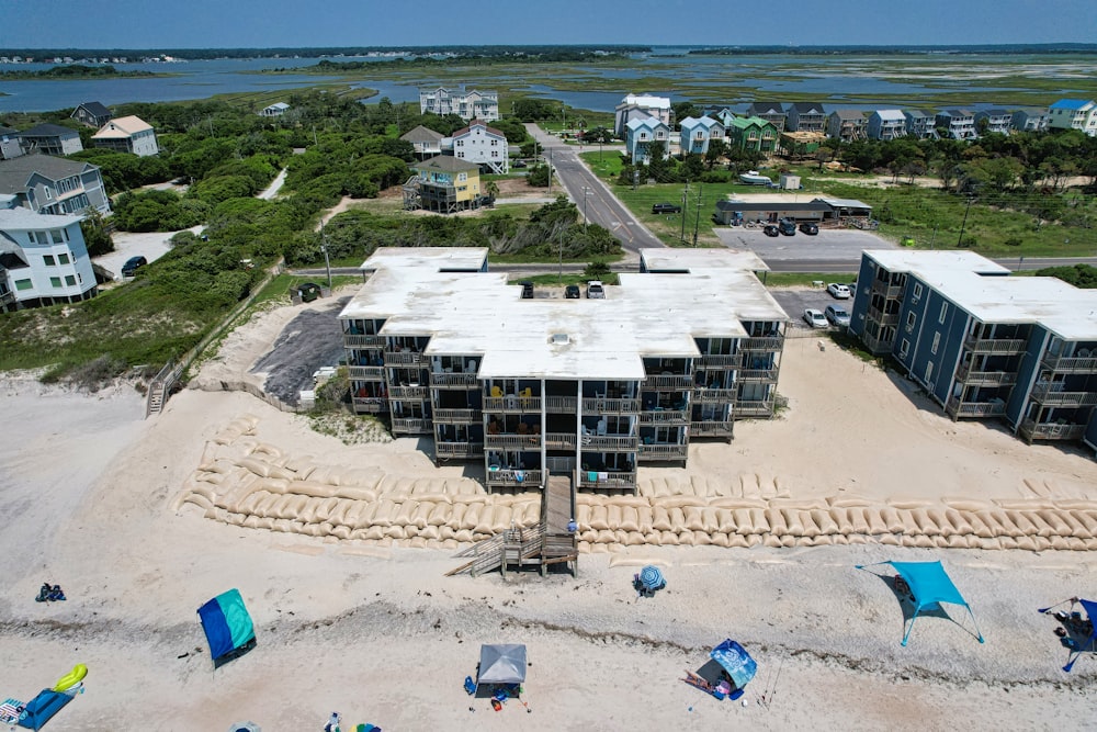 Luftaufnahme eines Strandes mit einem im Bau befindlichen Gebäude