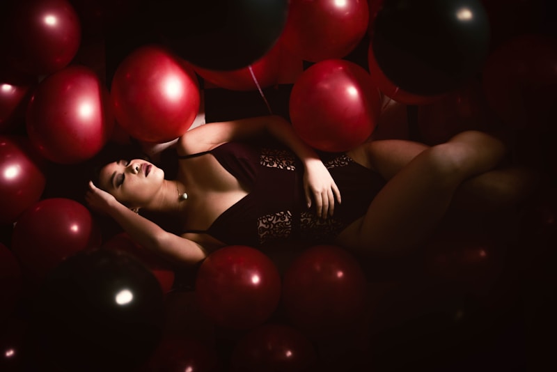Mujer sensual entre globos
