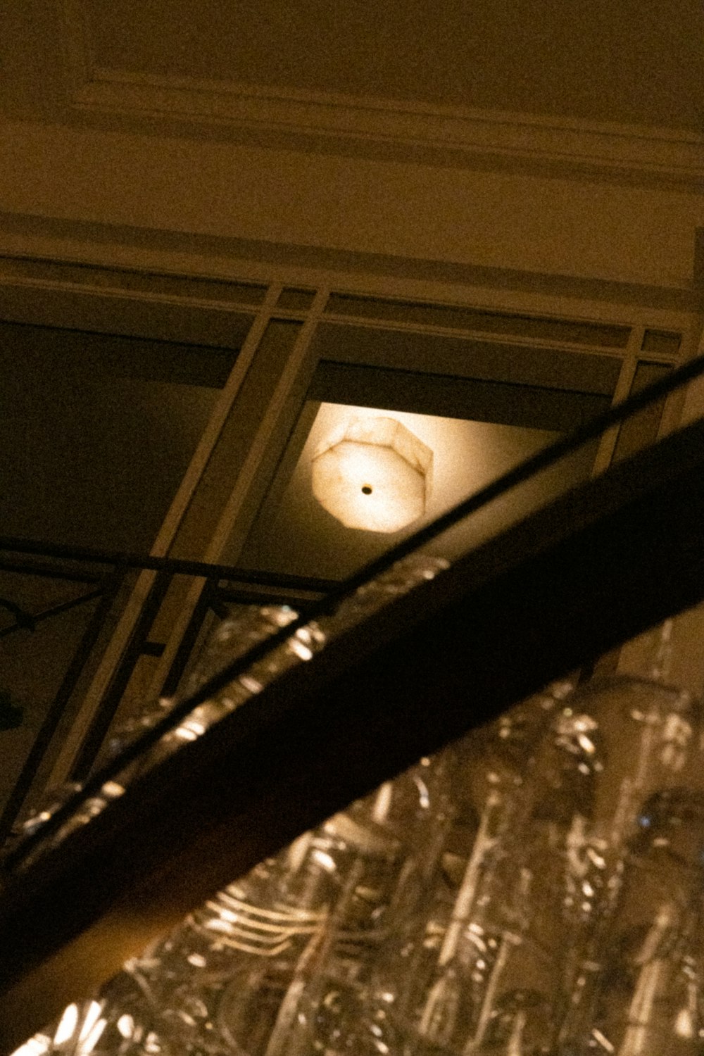 um lustre pendurado no teto de um edifício