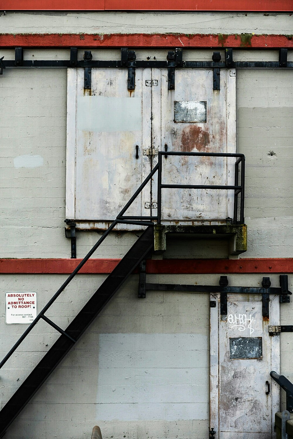 Foto zum Thema Eine weiße Tür und ein schwarzer Handlauf an einem Gebäude –  Kostenloses Bild zu Geländer auf Unsplash