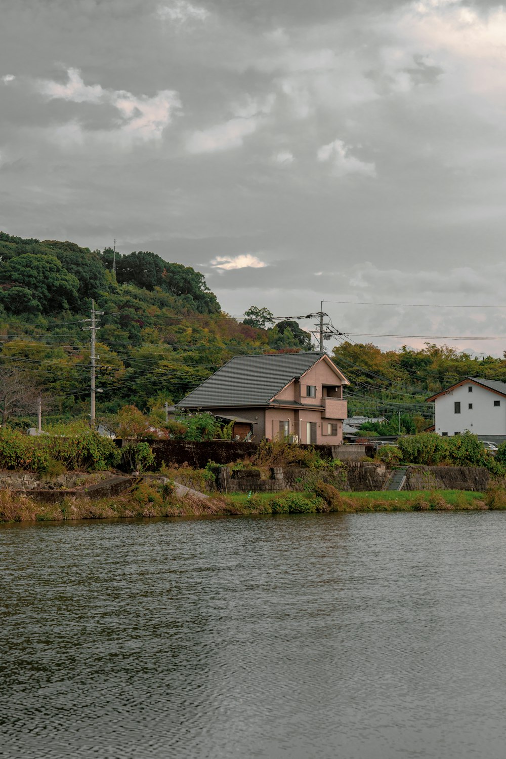 ein Gewässer mit einem Haus an der Seite