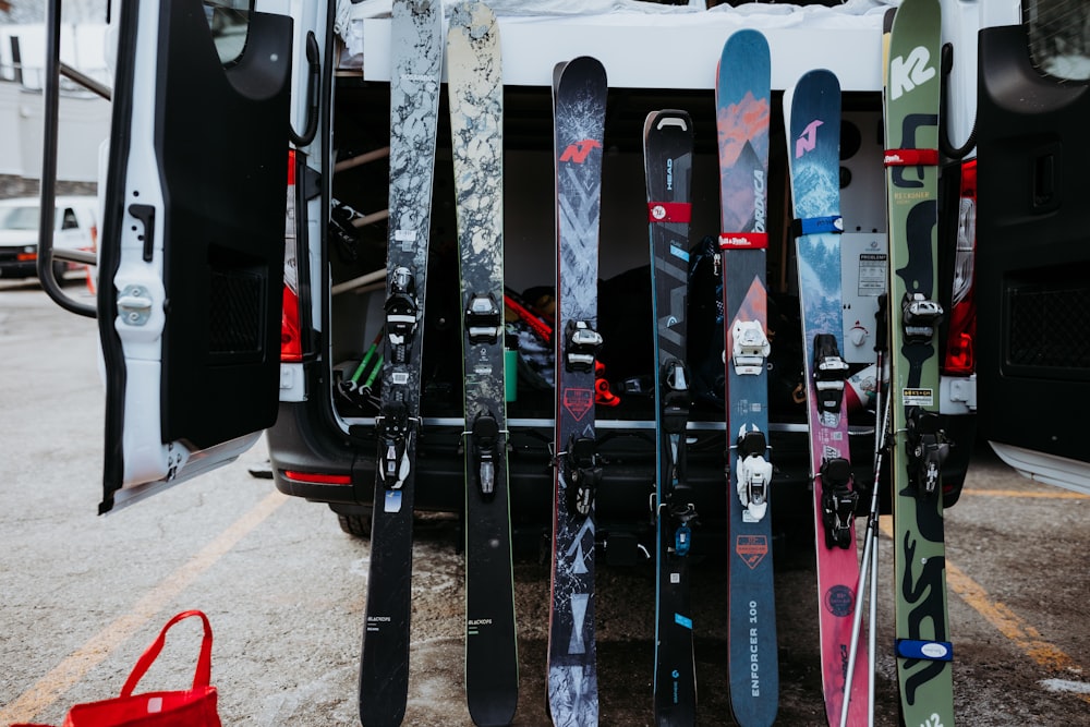 Ein Haufen Snowboards steht auf der Ladefläche eines Vans