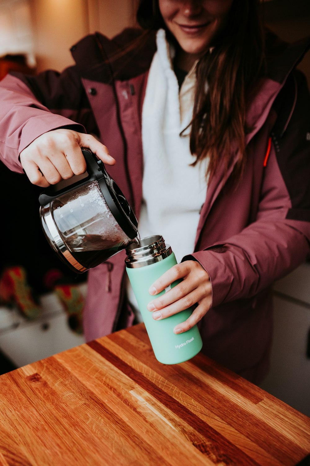 Eine Frau schenkt eine Tasse Kaffee ein