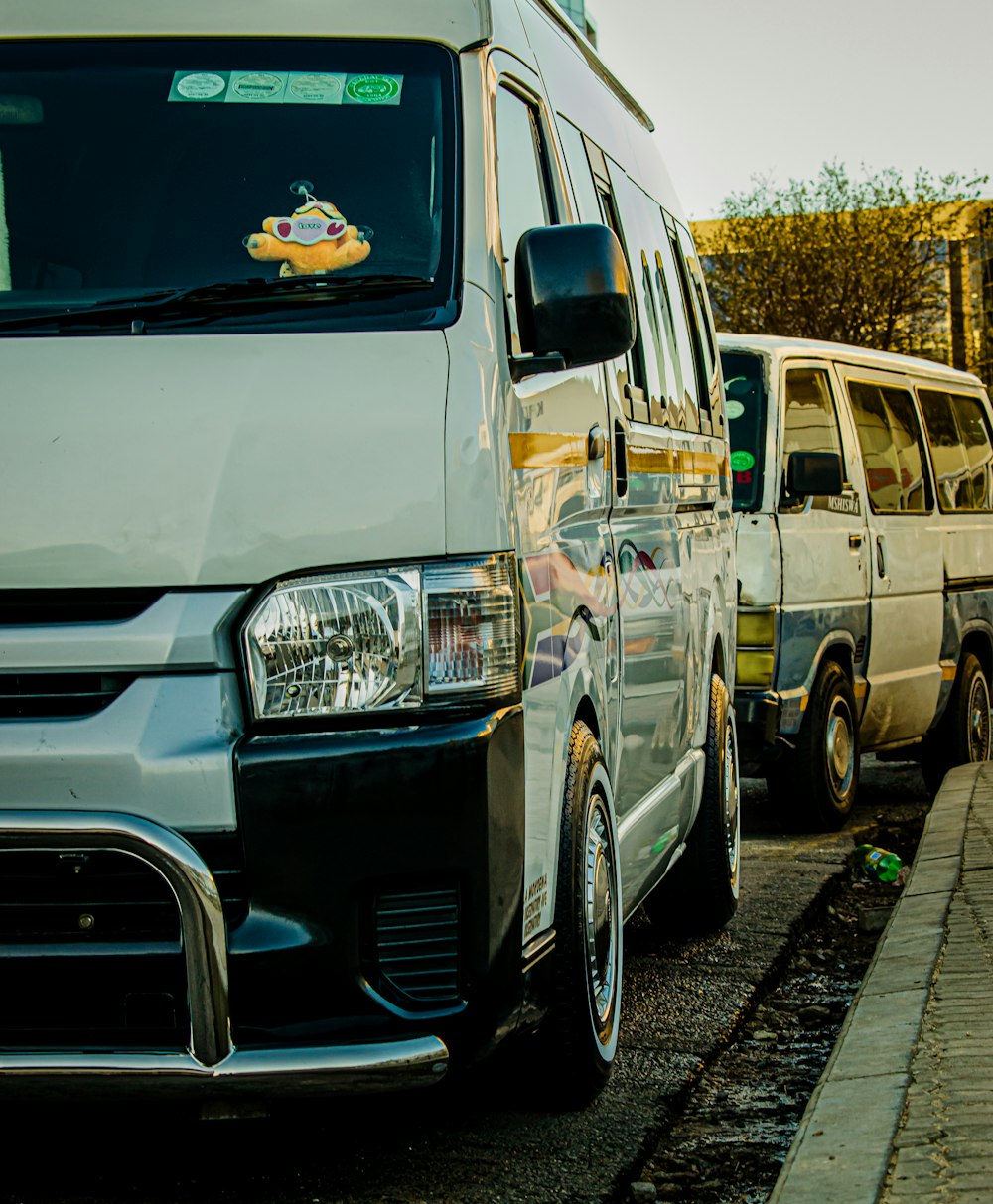 Un par de furgonetas estacionadas una al lado de la otra