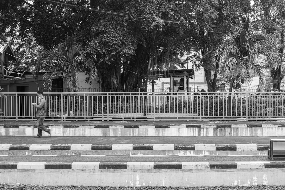 Una foto en blanco y negro de una persona caminando por la calle