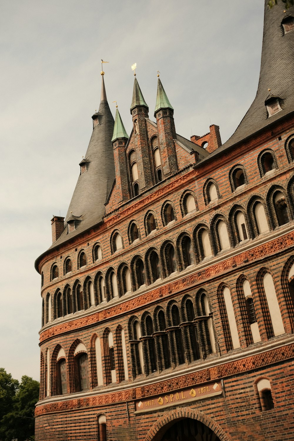 um grande edifício de tijolos com uma torre do relógio