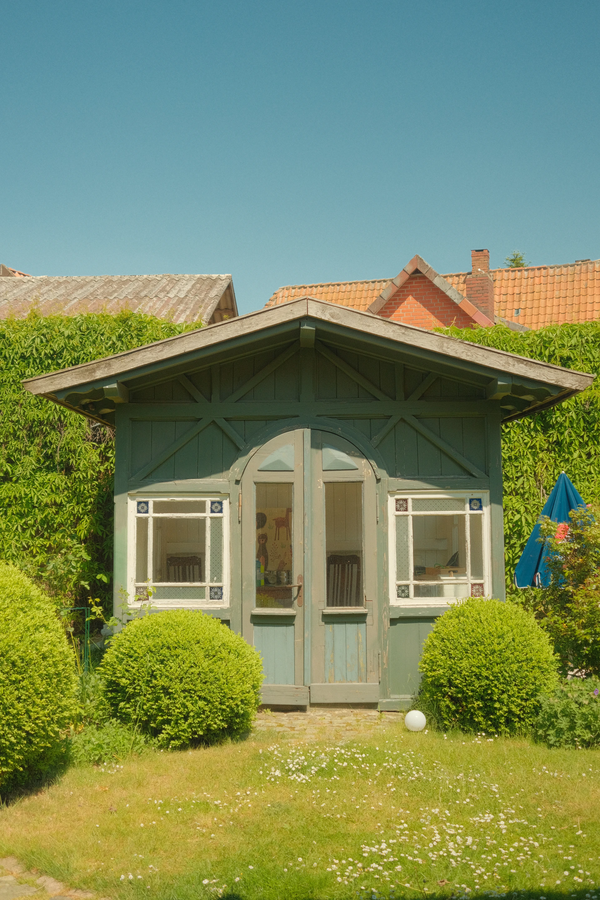 gray computer monitor