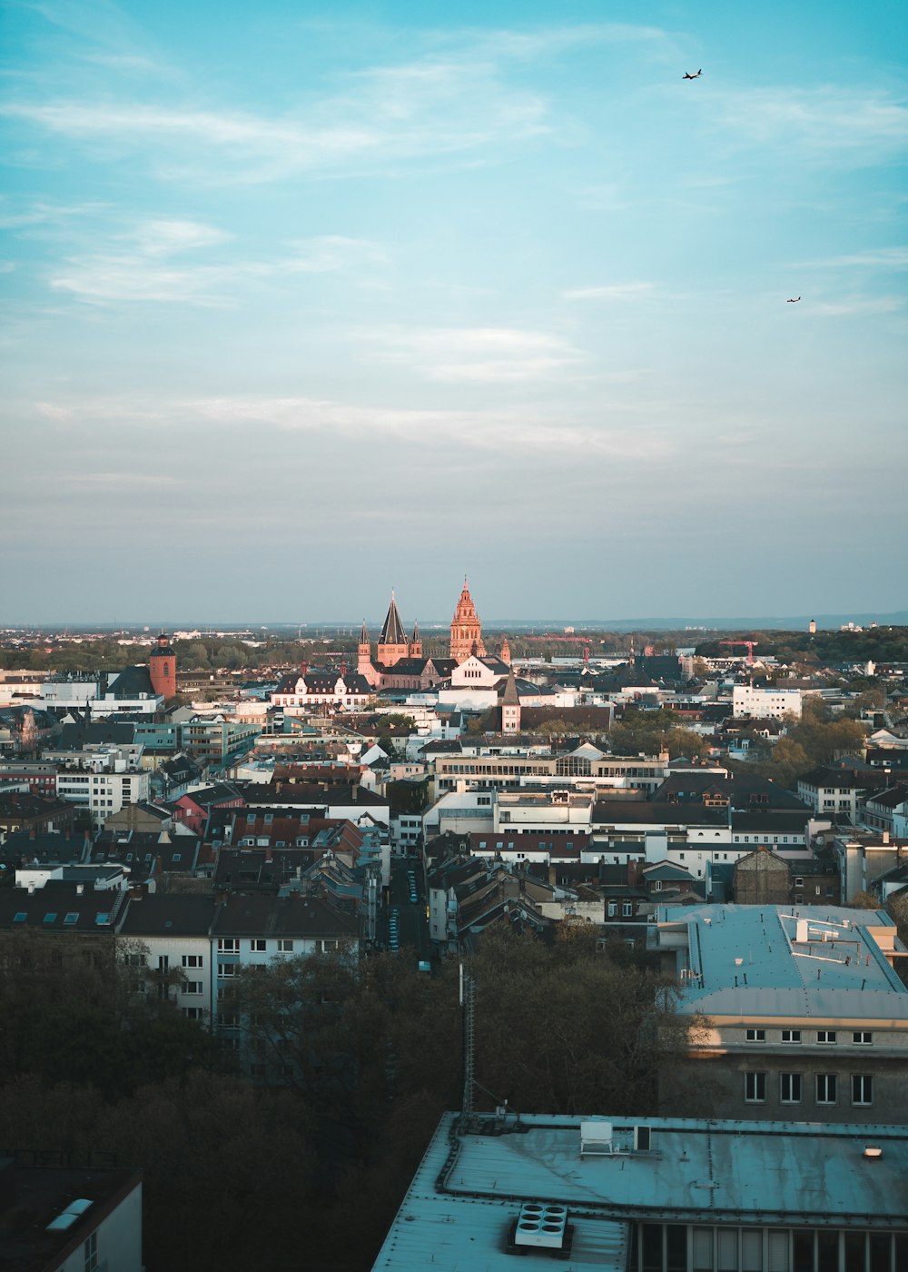 Una vista de una ciudad desde lo alto de un edificio