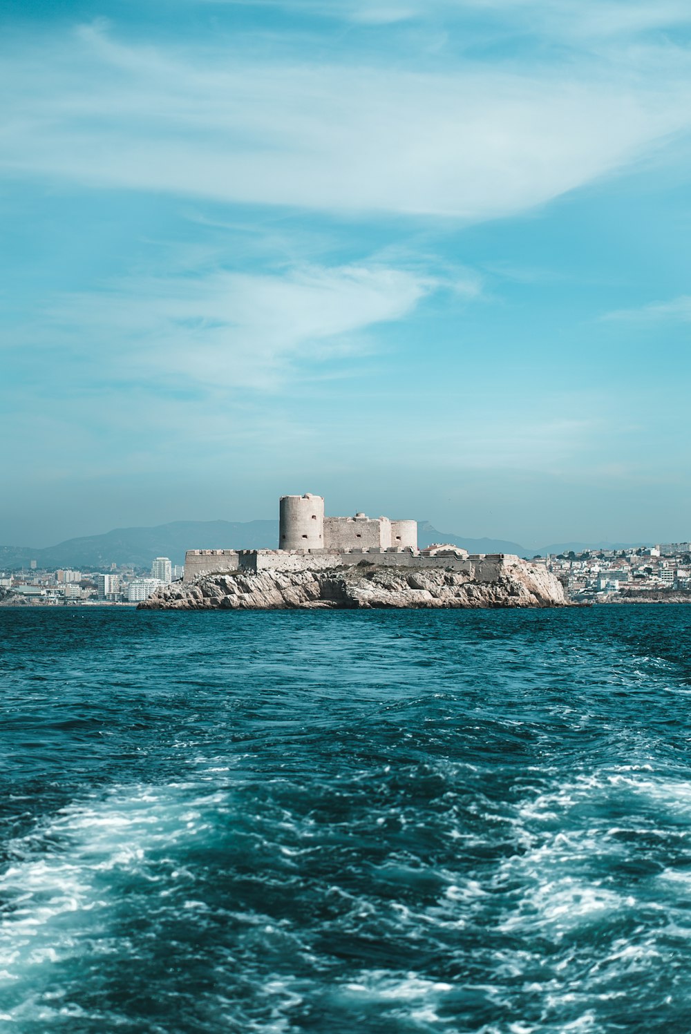 um castelo em uma pequena ilha no meio do oceano