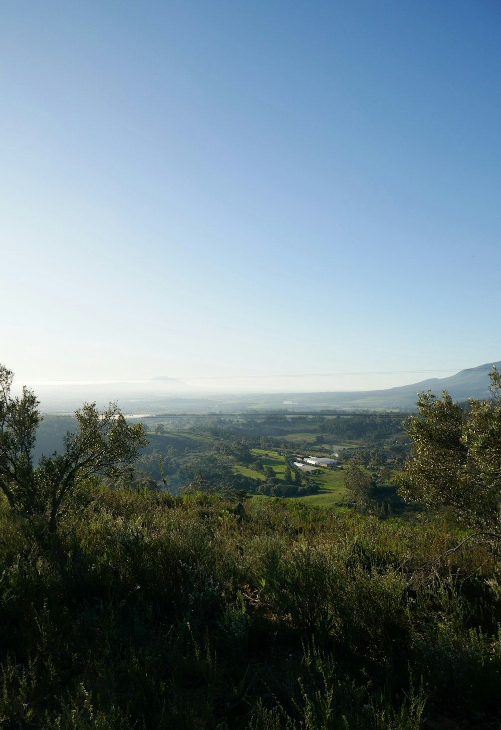 uma vista de um vale e um vale de uma colina