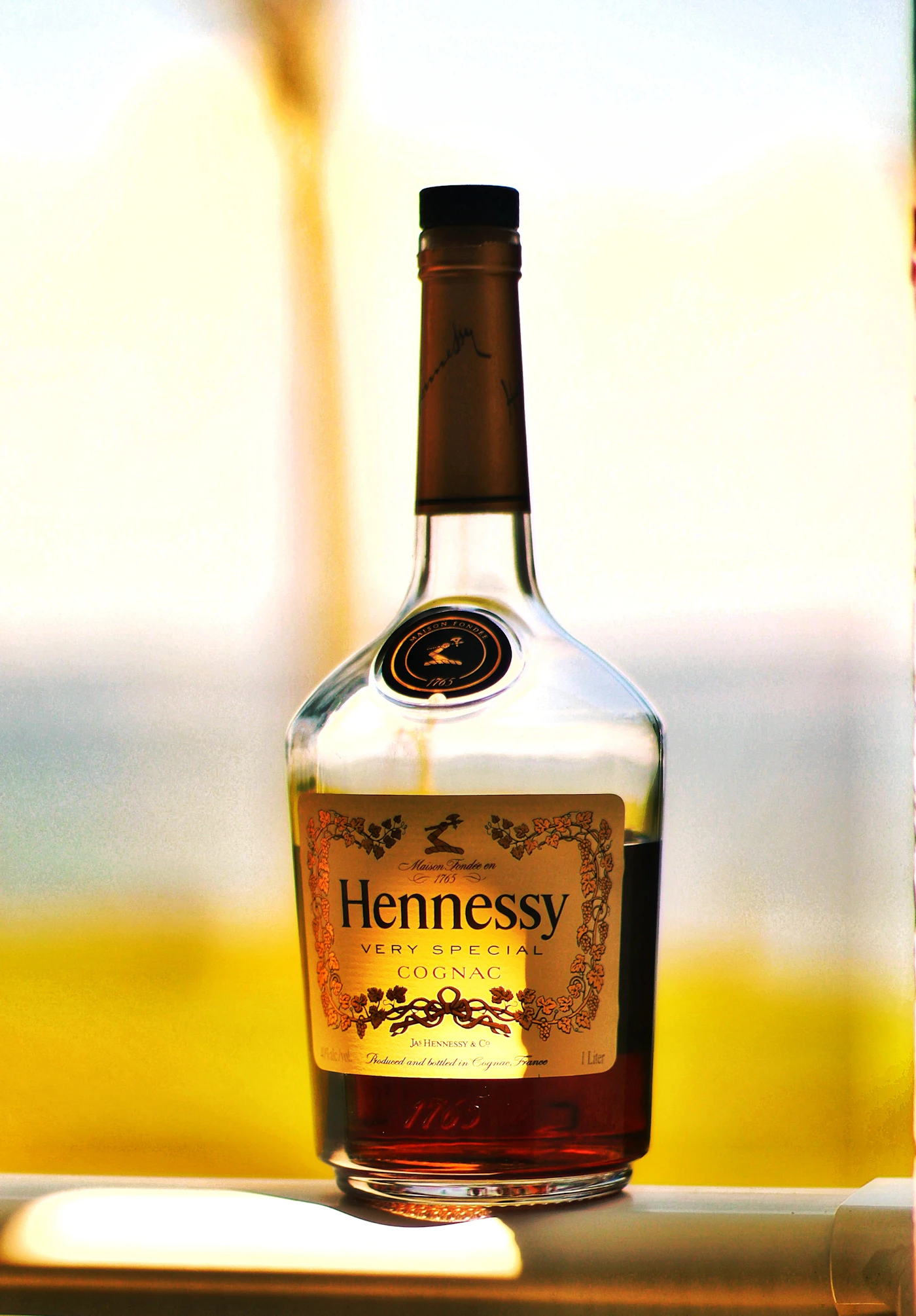 Бутылка коньяка Hennessy на подоконнике