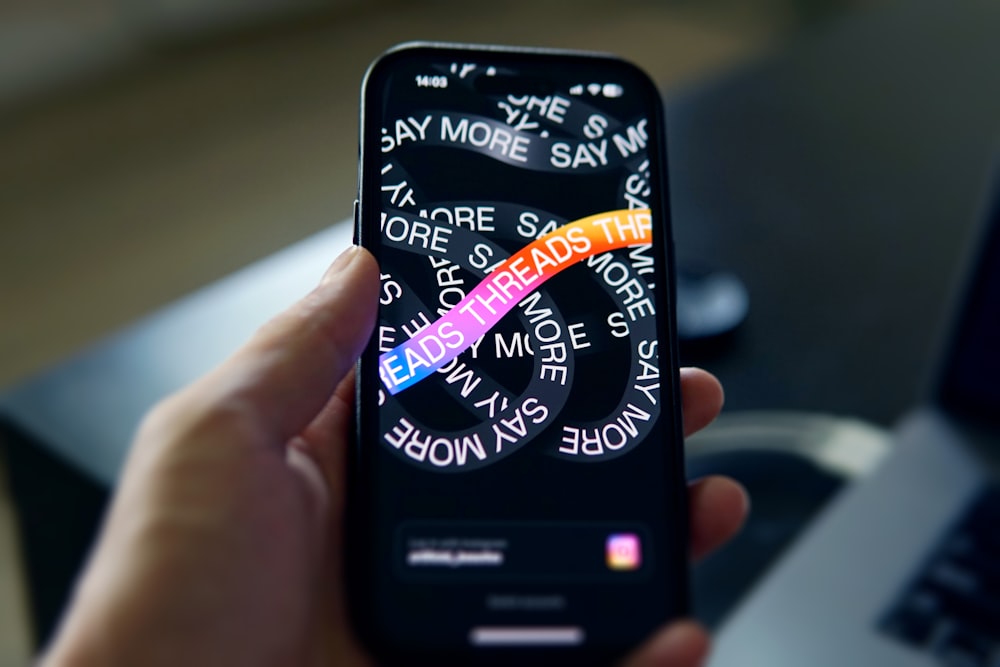 Una persona sosteniendo un teléfono celular con un mensaje
