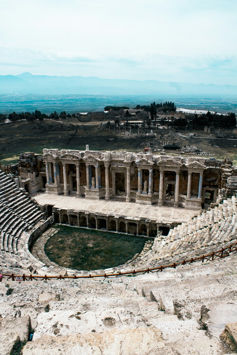 Un antiguo teatro con una piscina en el medio de ella