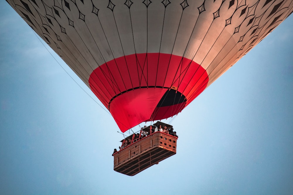 Un gran globo aerostático volando a través de un cielo azul