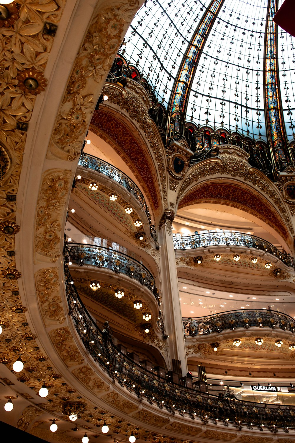 a view of the ceiling of a large building