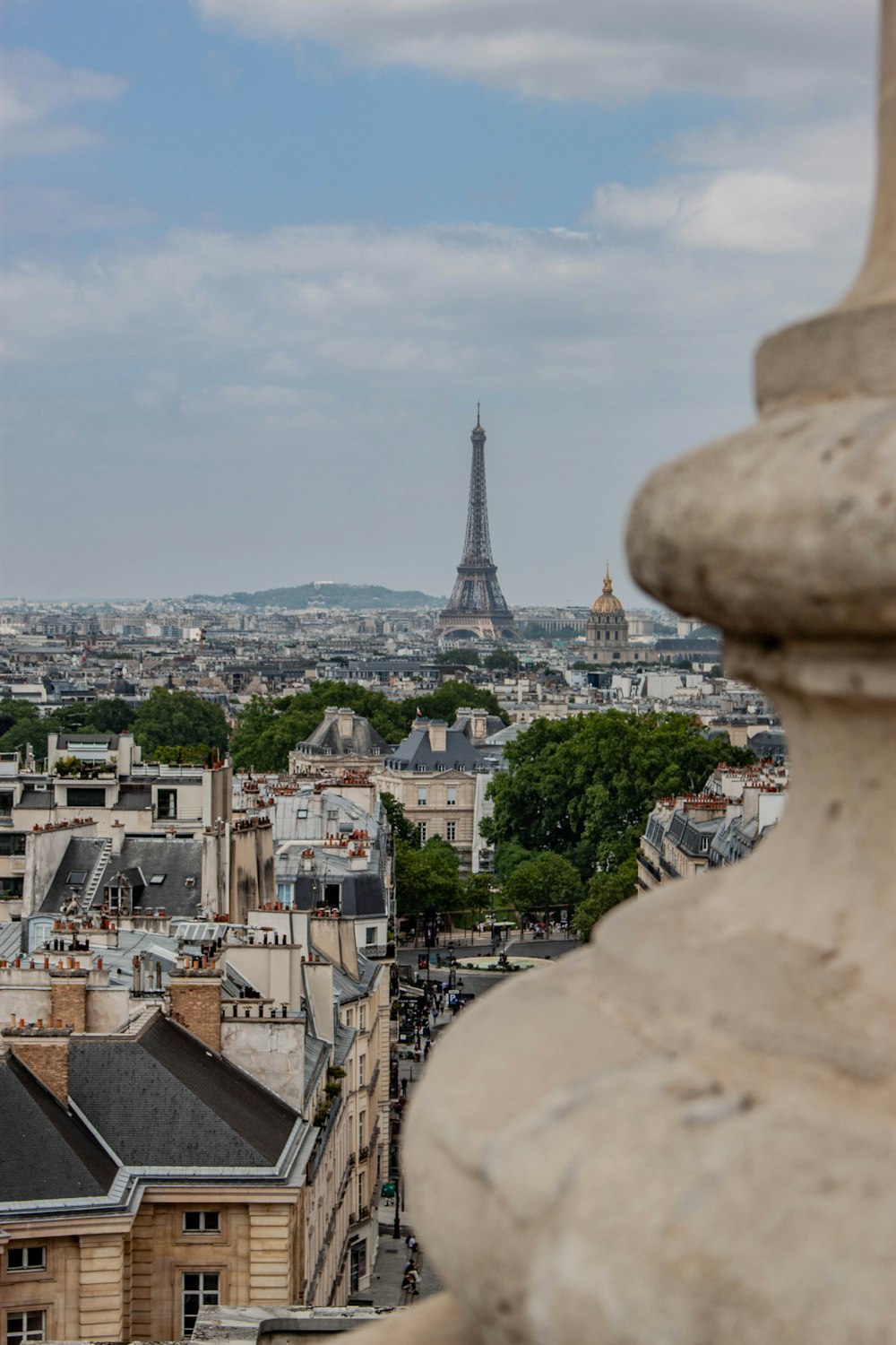 Blick auf den Eiffelturm von der Spitze eines Gebäudes