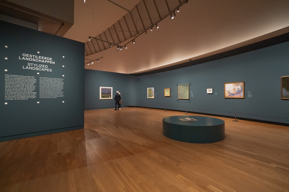 une personne debout dans un musée regardant des peintures