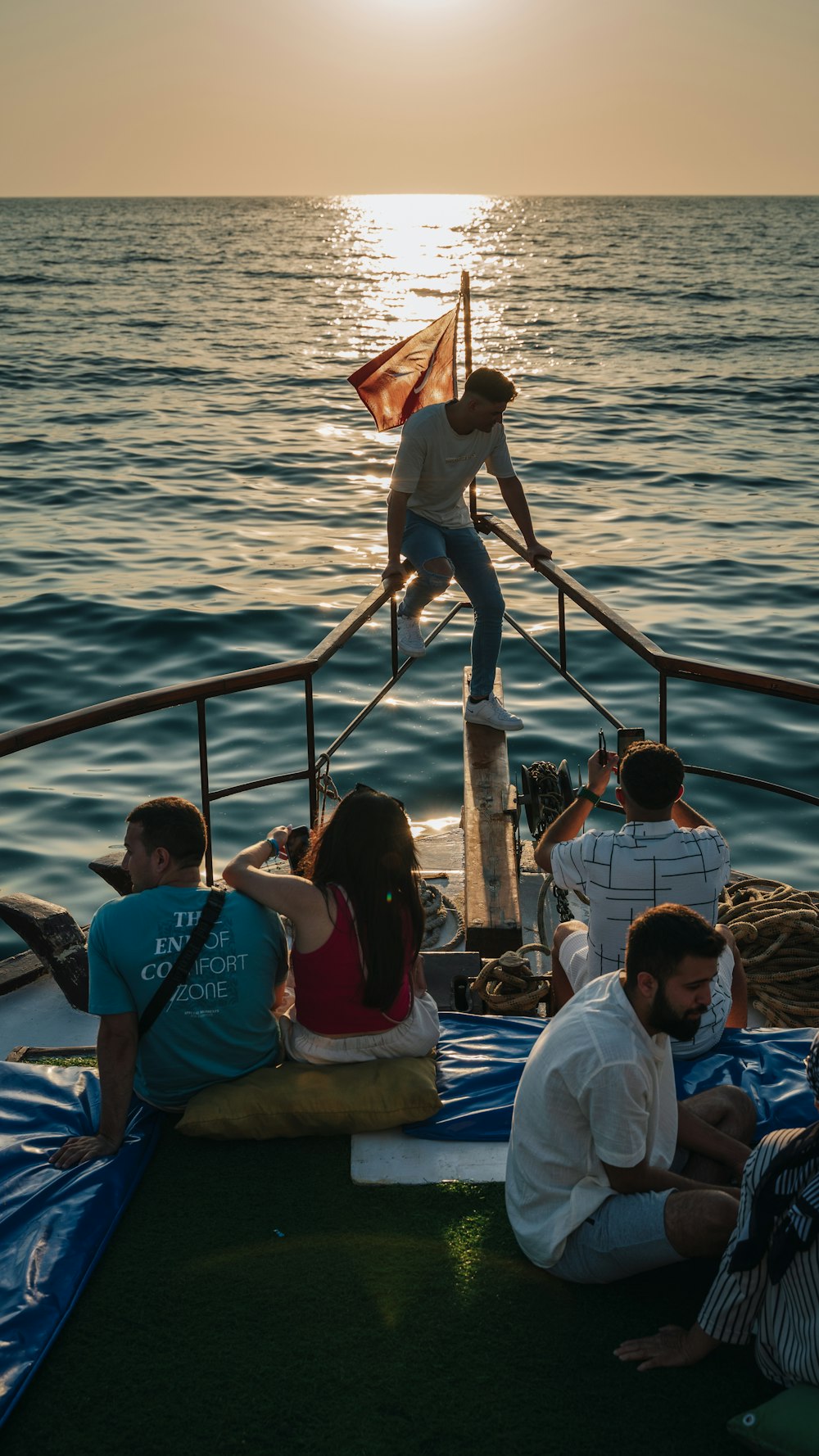 Un grupo de personas sentadas en la parte superior de un barco