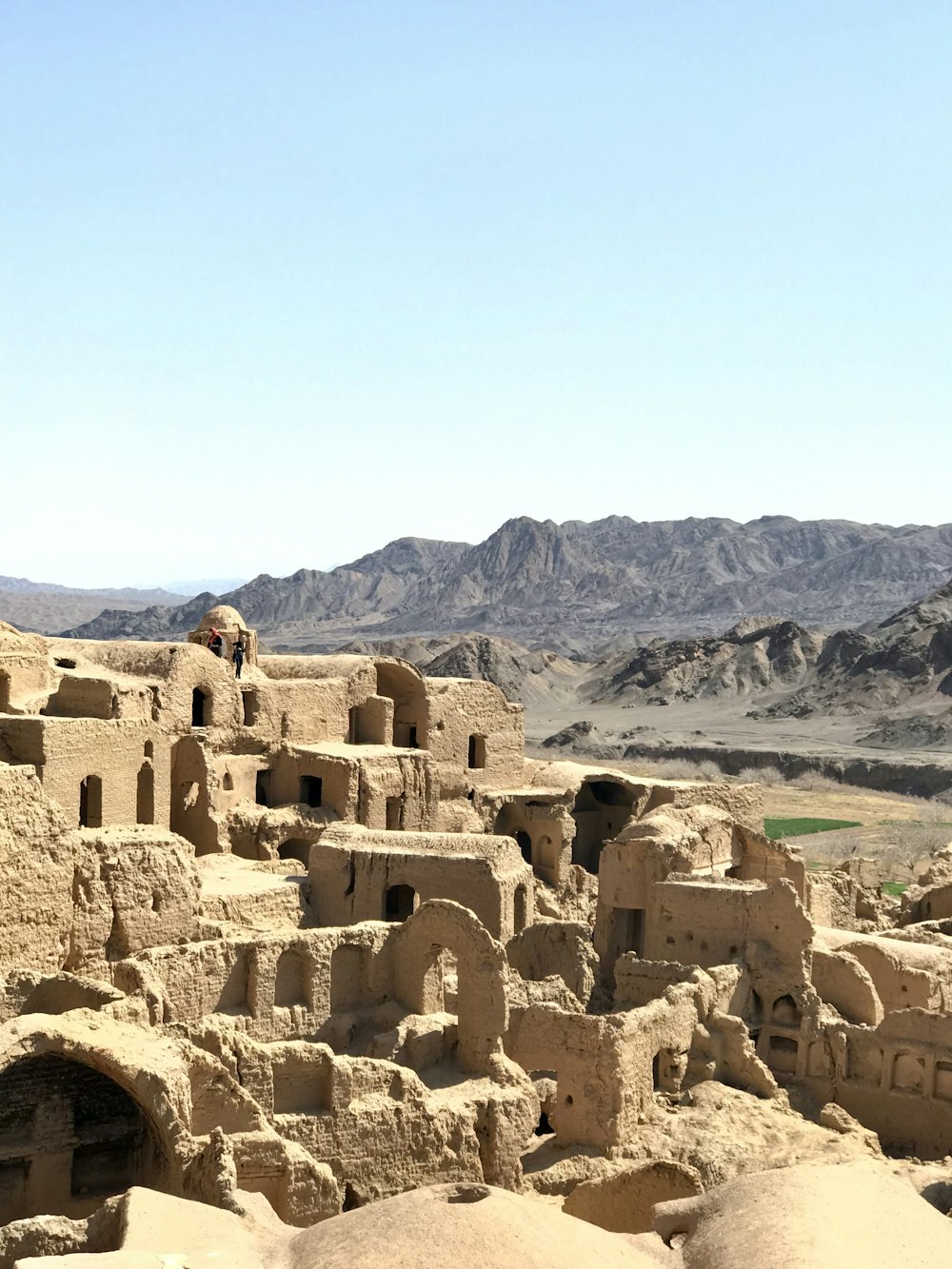 Blick auf ein Dorf mitten in der Wüste