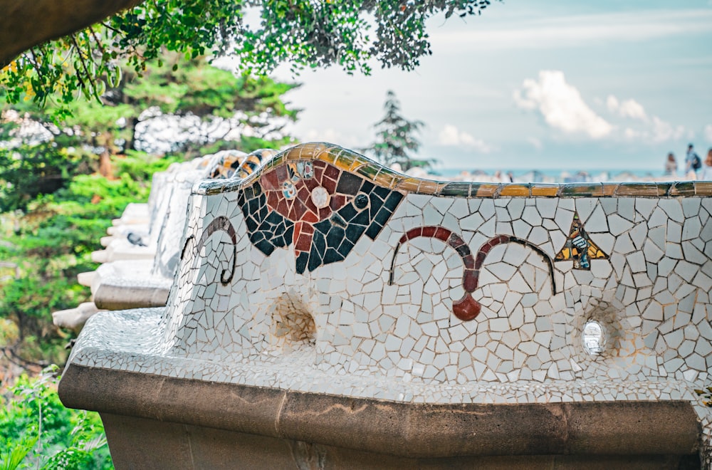 un banc qui a un motif en mosaïque dessus