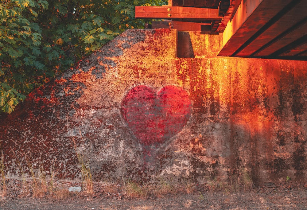 un cœur peint sur le côté d’un bâtiment
