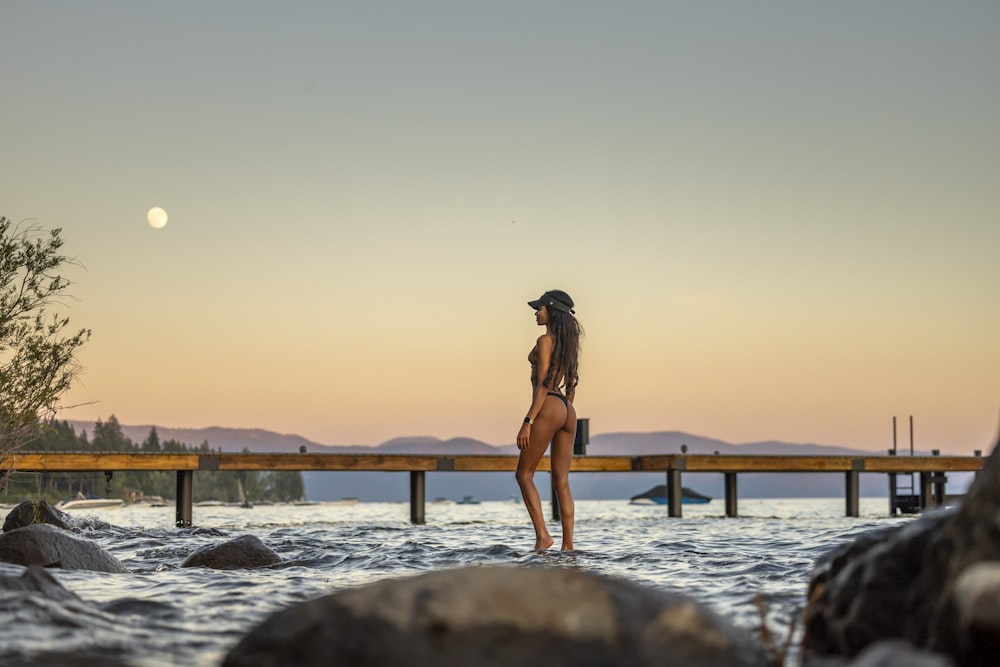 Una mujer en bikini parada en el agua